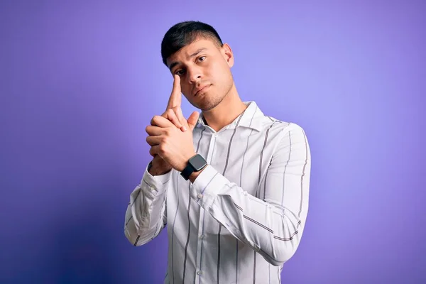 Junger Gut Aussehender Hispanischer Mann Elegantem Businesshemd Vor Violettem Hintergrund — Stockfoto
