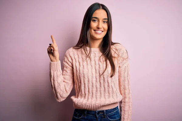 Jonge Mooie Brunette Vrouw Dragen Casual Trui Geïsoleerde Roze Achtergrond — Stockfoto