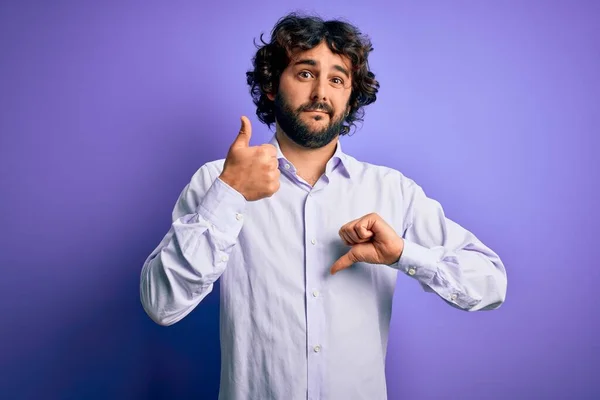 Jonge Knappe Zakenman Met Baard Hemd Paarse Achtergrond Duimen Neer — Stockfoto