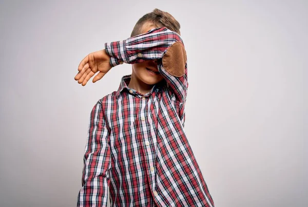Mavi Gözlü Zarif Gömlekli Genç Izole Edilmiş Arka Planda Duran — Stok fotoğraf