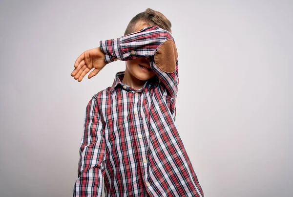 Junge Kleine Kaukasische Kind Mit Blauen Augen Elegantem Hemd Vor — Stockfoto