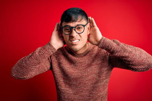 Young Handsome Hispanic Man Wearing Nerd Glasses Red Background Trying — Stock Photo, Image