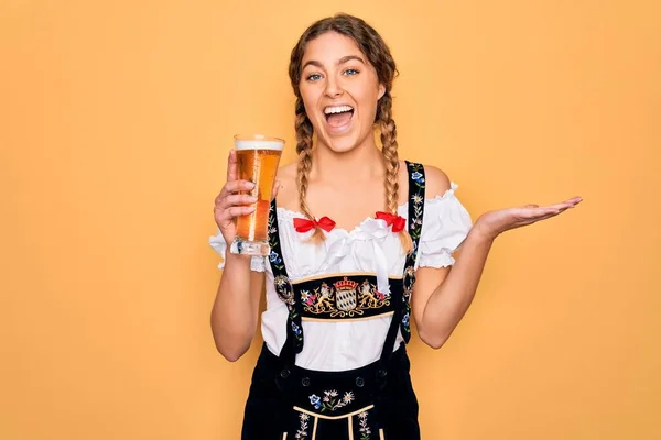 Mooie Blonde Duits Vrouw Met Blauwe Ogen Dragen Octoberfest Jurk — Stockfoto