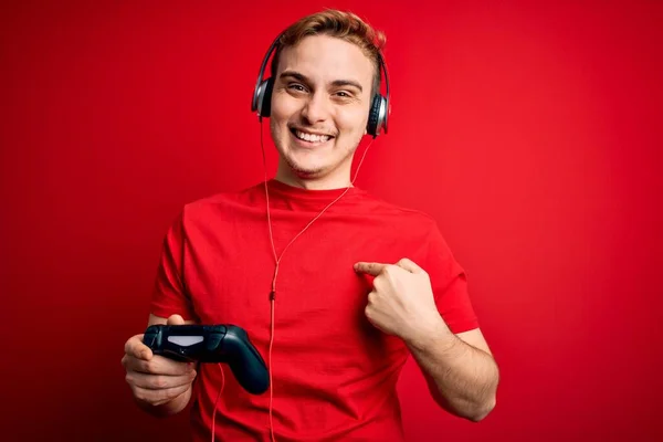 Jovem Homem Bonito Jogador Ruiva Jogando Videogame Usando Fones Ouvido — Fotografia de Stock