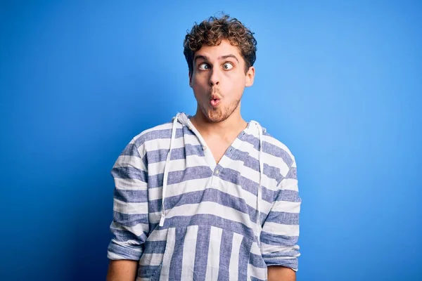 Homem Bonito Loiro Jovem Com Cabelo Encaracolado Vestindo Camisola Listrada — Fotografia de Stock