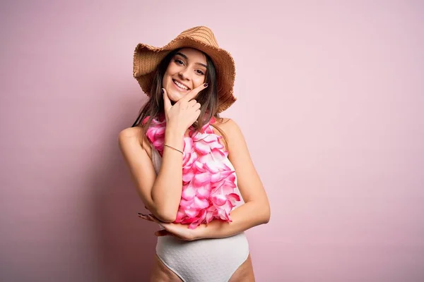 Young Beautiful Brunette Woman Vacation Wearing Swimsuit Hawaiian Flowers Lei — Stock Photo, Image