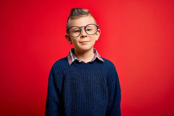 Joven Niño Caucásico Con Ojos Azules Pie Con Gafas Inteligentes — Foto de Stock