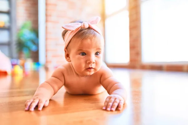 Entzückendes Baby Das Hause Auf Dem Sofa Liegt Neugeborenes Entspannt — Stockfoto