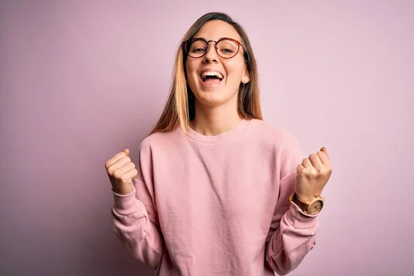 Mooie Blonde Vrouw Met Blauwe Ogen Dragen Trui Bril Roze — Stockfoto