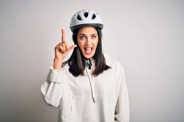 Junge Radfahrerin Mit Blauen Augen Fahrradhelm Über Weißem Hintergrund Und — Stockfoto
