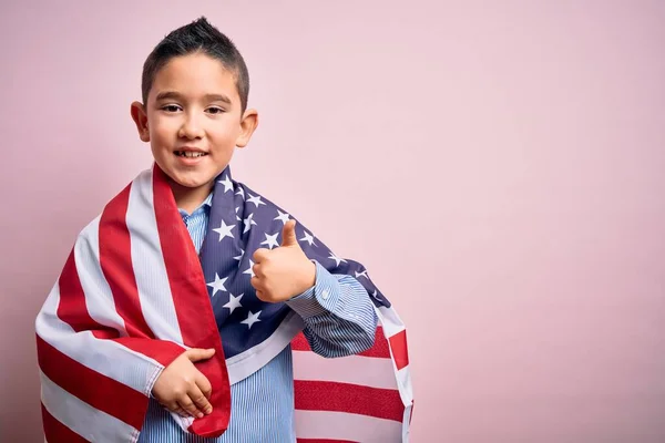 Молодий Маленький Патріотичний Хлопчик Вкритий Єдиними Штатами Прапора Америки День — стокове фото