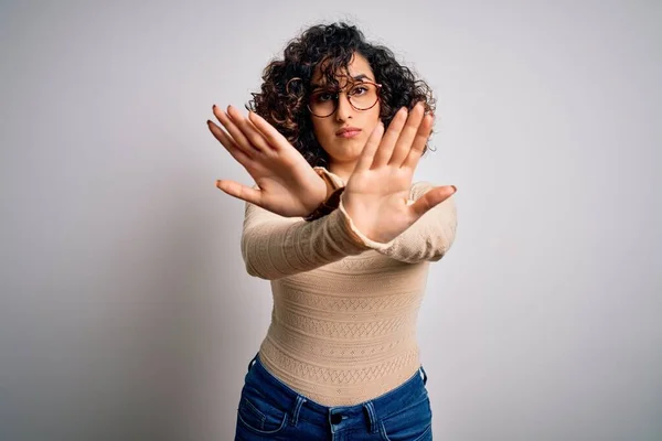 Joven Hermosa Mujer Árabe Rizado Con Camiseta Casual Gafas Sobre — Foto de Stock