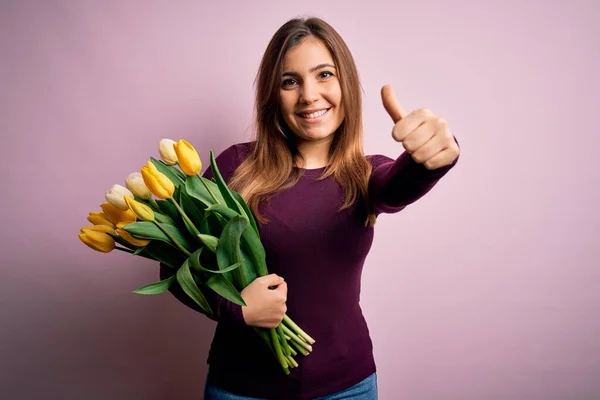 Ung Blond Kvinna Som Håller Romantisk Bukett Gula Tulpaner Blommor — Stockfoto