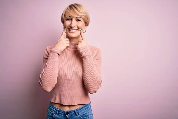 Junge Blonde Frau Mit Kurzen Haaren Trägt Lässigen Rollkragenpullover Über — Stockfoto