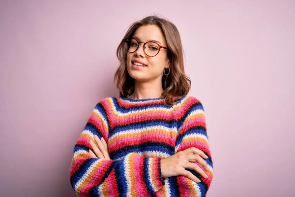 Giovane Bella Ragazza Bionda Indossa Occhiali Maglione Casual Sfondo Rosa — Foto Stock