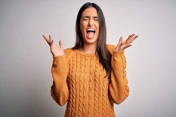 Jeune Belle Femme Brune Portant Pull Décontracté Sur Fond Blanc — Photo