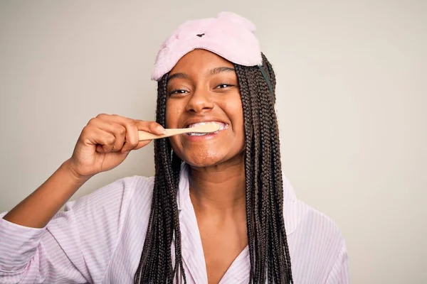 Wanita Muda African Amerika Yang Cantik Mengenakan Piyama Dan Topeng — Stok Foto