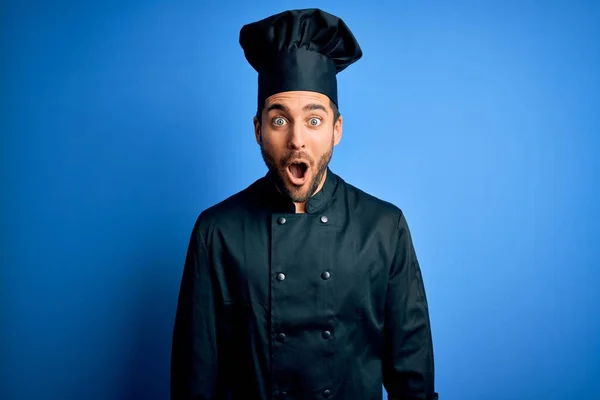 Joven Hombre Guapo Chef Con Barba Con Uniforme Cocina Sombrero — Foto de Stock