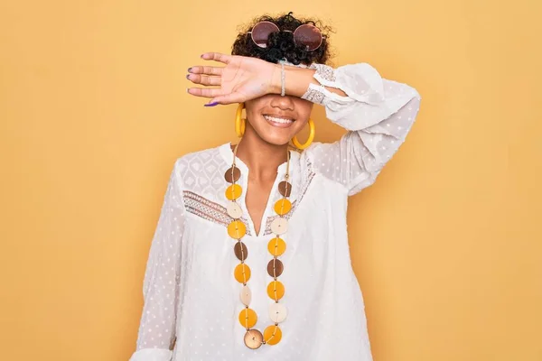 若い美しいアフリカ系アメリカ人のアフロヒッピー女性は 陽気で面白い笑みを浮かべて腕で目をカバーサングラスやアクセサリーを身に着けています ブラインドコンセプト — ストック写真
