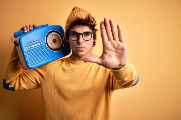 Jovem Homem Bonito Segurando Rádio Vintage Sobre Fundo Amarelo Isolado — Fotografia de Stock