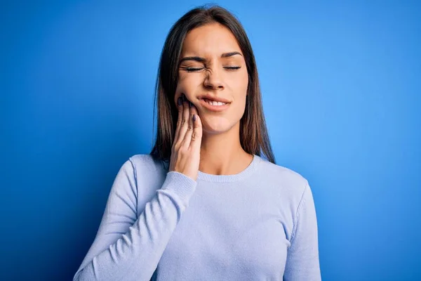 Giovane Bella Donna Bruna Indossa Maglione Casual Piedi Sfondo Blu — Foto Stock