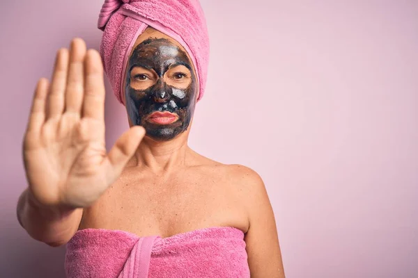 Mujer Morena Mediana Edad Con Máscara Belleza Negro Sobre Fondo — Foto de Stock