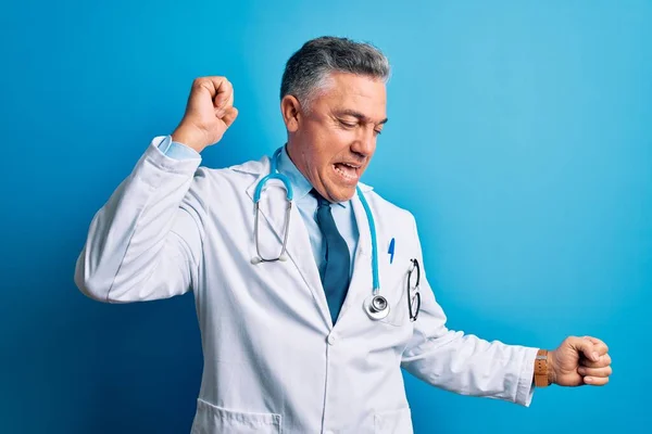 Średniego Wieku Przystojny Siwowłosy Lekarz Noszący Płaszcz Niebieski Stetoskop Tańczący — Zdjęcie stockowe
