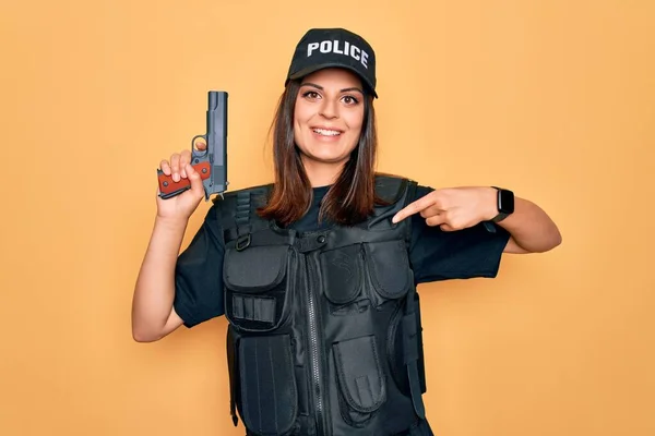 Jovem Bela Policial Morena Vestindo Uniforme Policial Prova Balas Boné — Fotografia de Stock