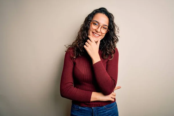 Mooie Vrouw Met Krullend Haar Dragen Casual Trui Bril Witte — Stockfoto