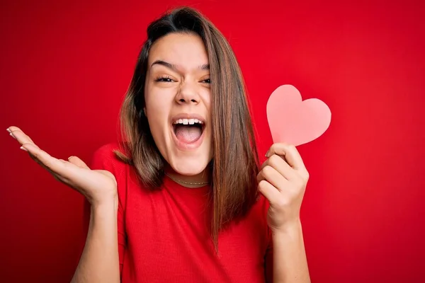 Junge Schöne Brünette Romantische Mädchen Mit Rotem Papier Herzform Über — Stockfoto