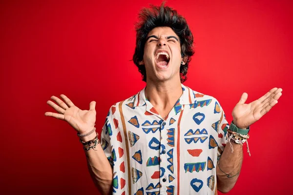 Jovem Bonito Homem Férias Vestindo Camisa Verão Sobre Fundo Vermelho — Fotografia de Stock