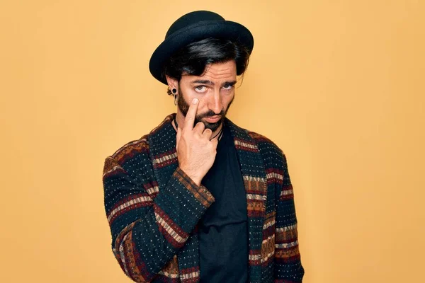 Joven Hombre Bohemio Hispano Guapo Usando Estilo Hippie Sombrero Boho —  Fotos de Stock