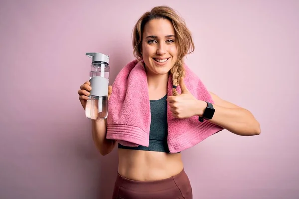 Junge Schöne Blonde Sportlerin Trägt Sportbekleidung Und Handtuch Trinkflasche Wasser — Stockfoto