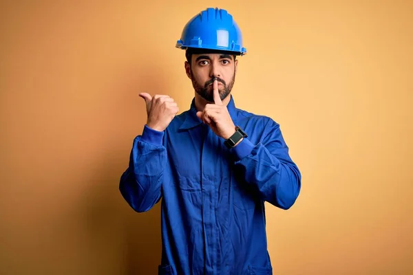 Mechanische Man Met Baard Blauw Uniform Veiligheidshelm Gele Achtergrond Vraagt — Stockfoto