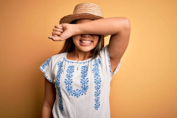 Joven Hermosa Chica Asiática Con Camiseta Casual Sombrero Pie Sobre — Foto de Stock