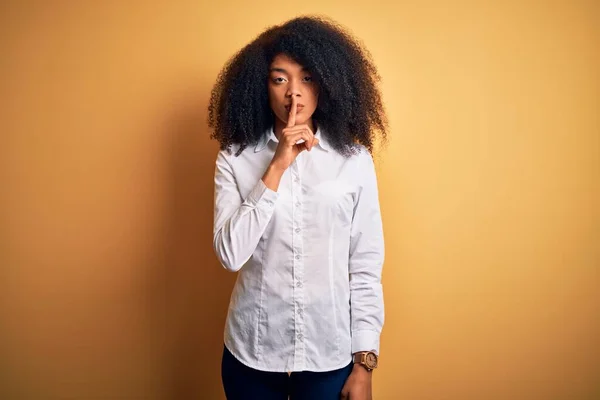 Mladá Krásná Africká Americká Elegantní Žena Afro Vlasy Stojící Nad — Stock fotografie