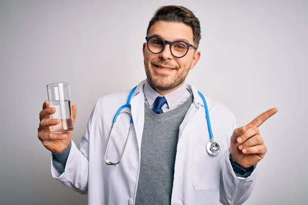 Joven Doctor Con Abrigo Médico Sosteniendo Vaso Agua Dulce Sobre — Foto de Stock