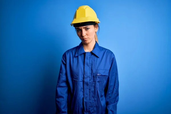 Jonge Mooie Arbeider Vrouw Met Blauwe Ogen Dragen Veiligheidshelm Uniform — Stockfoto