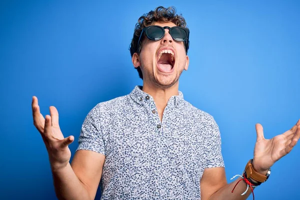 Joven Hombre Guapo Rubio Con Pelo Rizado Vacaciones Con Polo — Foto de Stock