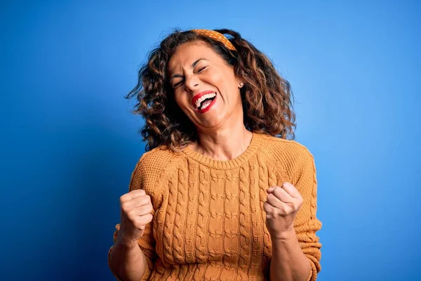 Medioevo Bella Donna Indossa Maglione Giallo Casuale Sfondo Giallo Isolato — Foto Stock