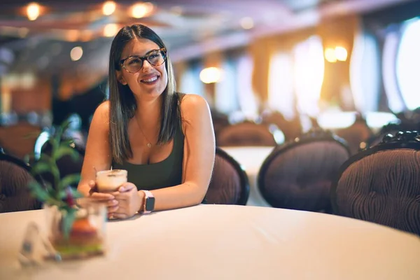 Joven Hermosa Mujer Sonriendo Feliz Confiado Sentada Con Sonrisa Cara — Foto de Stock