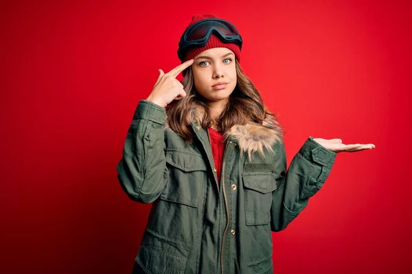 Menina Loira Usando Óculos Esqui Casaco Inverno Para Tempo Esqui — Fotografia de Stock