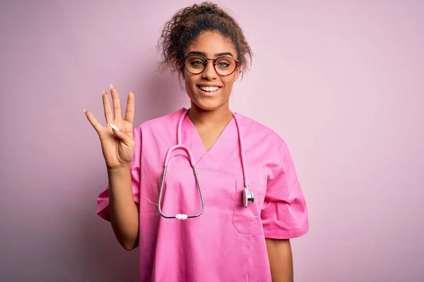 Afrikanische Amerikanische Krankenschwester Mädchen Trägt Medizinische Uniform Und Stethoskop Über — Stockfoto