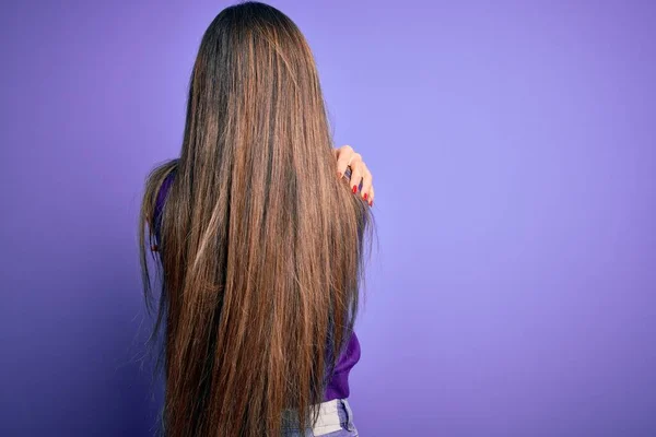 Joven Hermosa Mujer Inteligente Con Gafas Sobre Fondo Aislado Púrpura —  Fotos de Stock