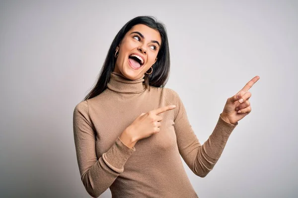 Jovem Bela Mulher Morena Vestindo Camisola Gola Alta Sobre Fundo — Fotografia de Stock