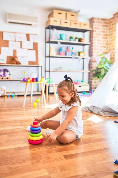 Junge Schöne Blonde Mädchen Kind Genießt Spielschule Mit Spielzeug Kindergarten — Stockfoto