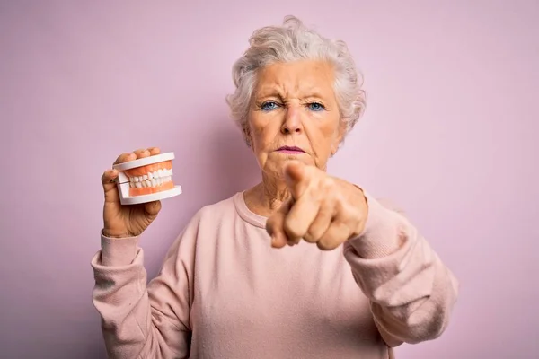 Senior Schöne Grauhaarige Frau Mit Kunststoffgebiss Zähne Über Rosa Hintergrund — Stockfoto