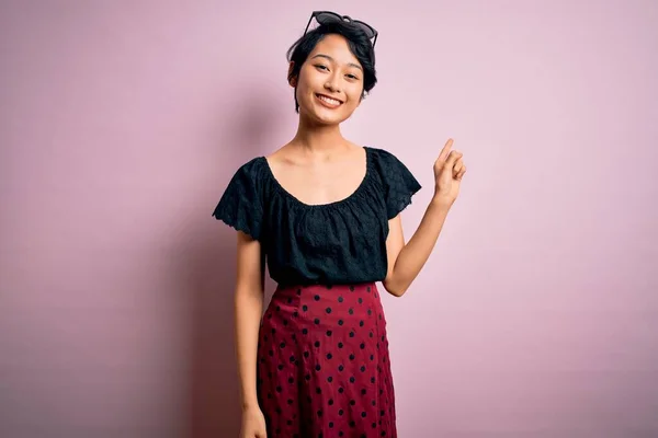 Jong Mooi Aziatisch Meisje Dragen Casual Jurk Staande Geïsoleerde Roze — Stockfoto