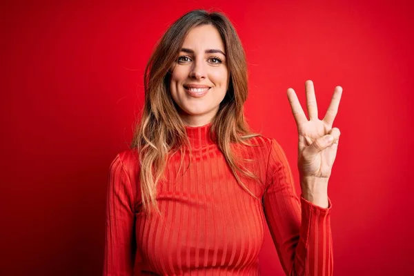 Junge Schöne Brünette Frau Trägt Lässigen Rollkragenpullover Über Rotem Hintergrund — Stockfoto