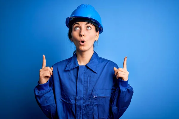 Mujer Joven Hermosa Trabajadora Con Ojos Azules Con Casco Seguridad — Foto de Stock